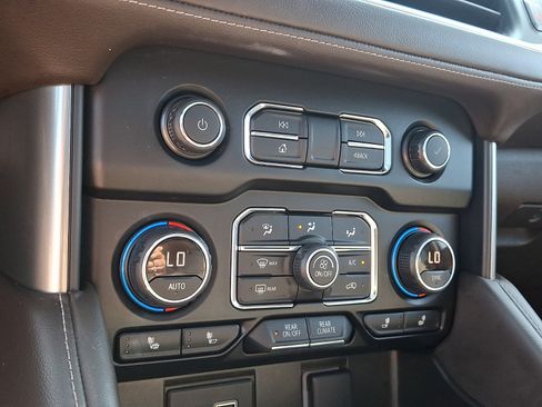 Used 2021 Chevrolet Tahoe LT w/ LT Signature Package AWD/4WD image 16