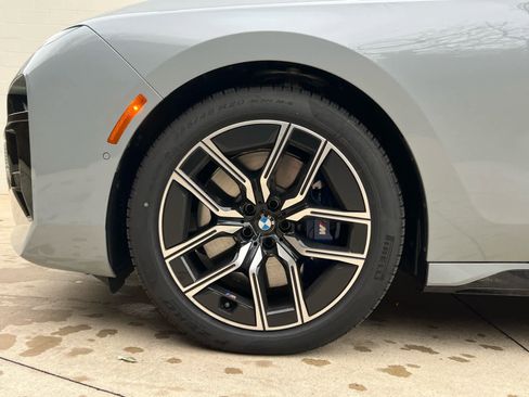 Used 2025 BMW 760i xDrive w/ Premium Package image 6