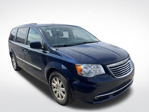 Used 2016 Chrysler Town & Country Touring image 7