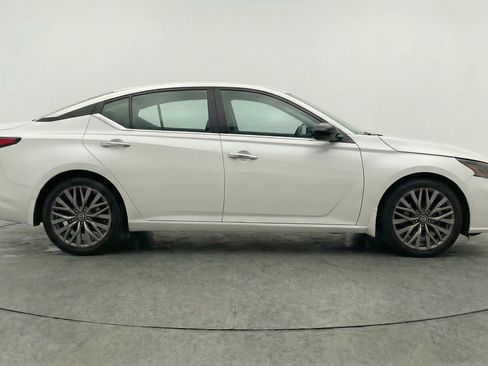 Used 2025 Nissan Altima 2.5 SV FWD image 9