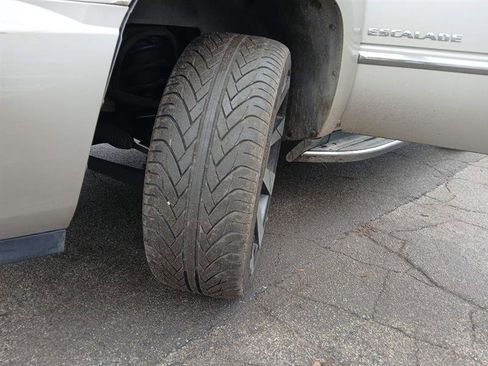 Used 2007 Cadillac Escalade AWD w/ Information Package image 19