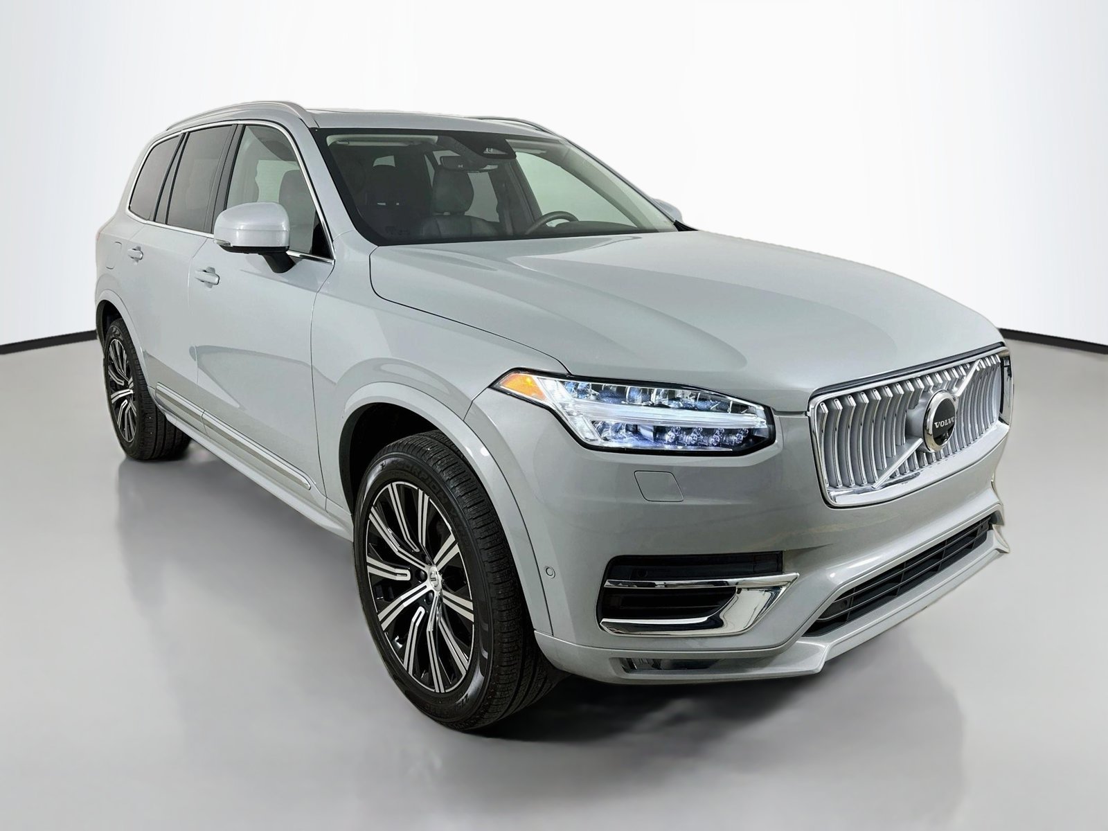 Certified 2025 Volvo XC90 B6 Plus AWD/4WD image 3