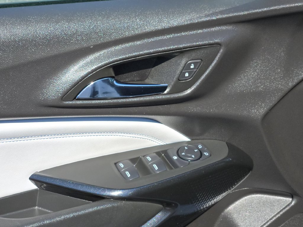 Used 2025 Chevrolet Trax LT w/ LT Convenience Package FWD image 15