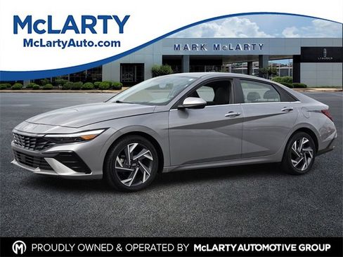 Used 2025 Hyundai Elantra SEL image 1