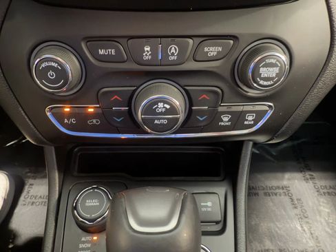 Used 2019 Jeep Cherokee Limited AWD/4WD image 40