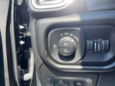 Used 2025 RAM 1500 Laramie AWD/4WD image 15
