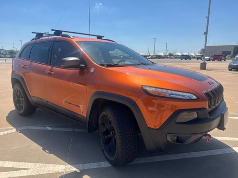 Used 2016 Jeep Cherokee Trailhawk w/ Comfort/Convenience Group AWD/4WD image 4