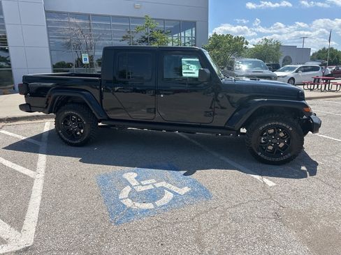 New 2025 Jeep Gladiator Willys image 35