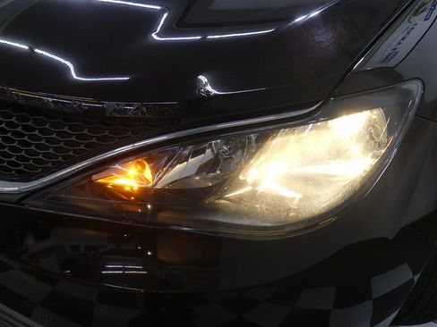 Used 2018 Chrysler Pacifica LX image 12