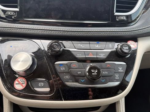 Used 2024 Chrysler Pacifica Limited FWD image 26