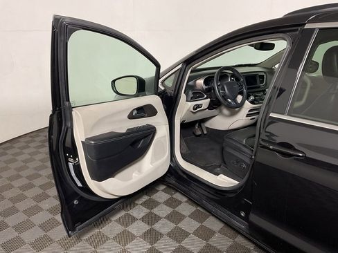 Used 2021 Chrysler Voyager Lxi image 15