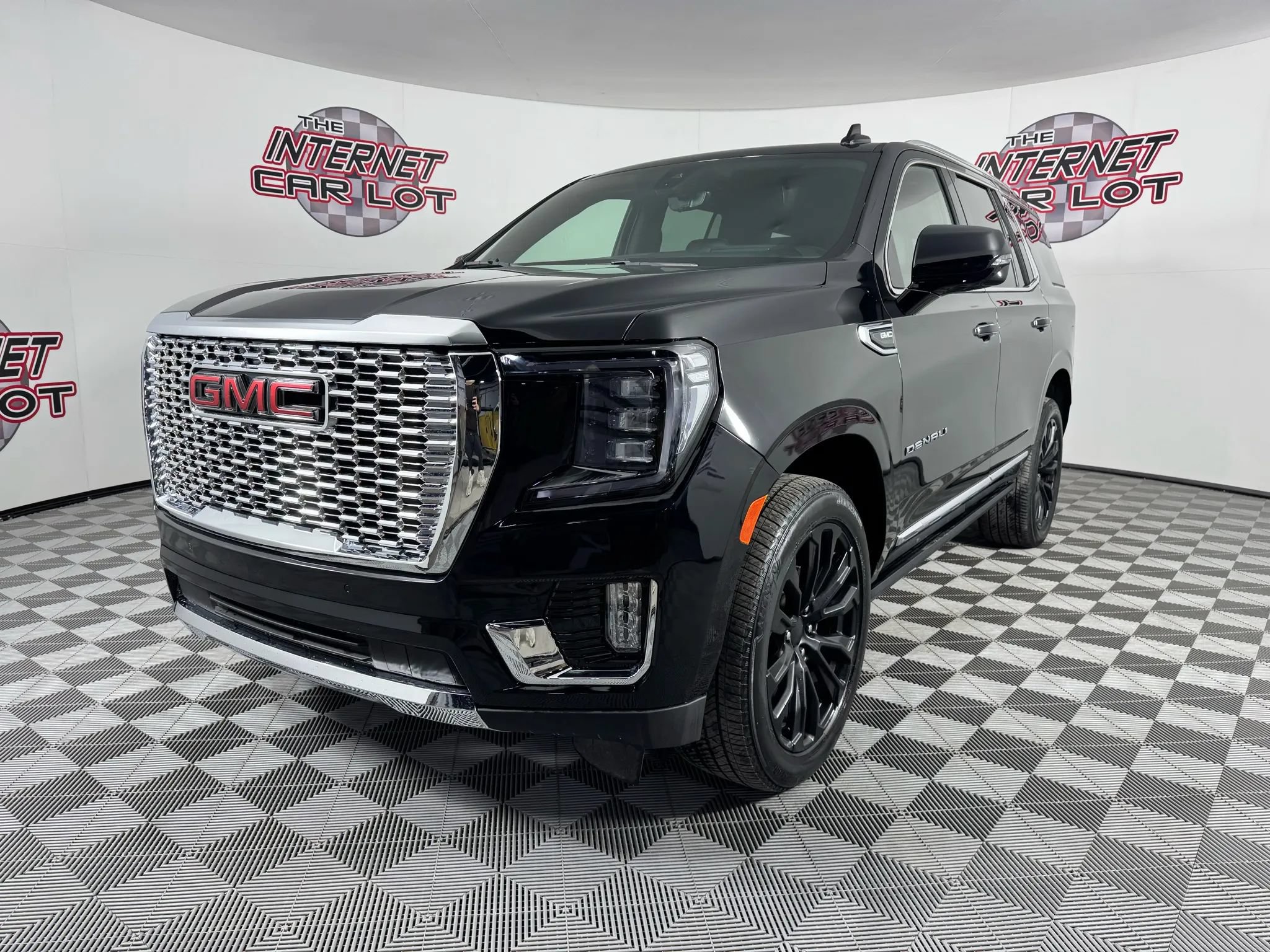 Used 2022 GMC Yukon Denali w/ Advanced Technology Package AWD/4WD image 3