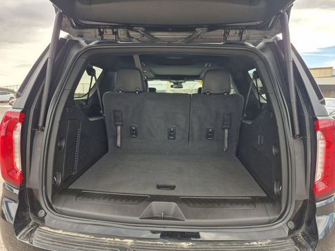 Used 2023 GMC Yukon XL SLT image 16