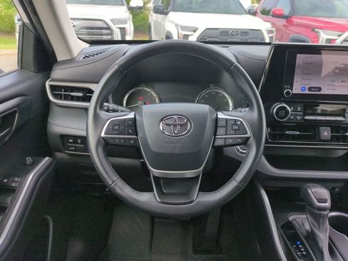 Used 2023 Toyota Highlander LE FWD image 16