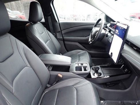 Certified 2025 Ford Mustang Mach-E Premium image 9