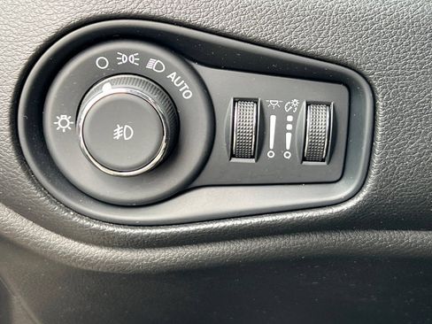 Used 2023 Jeep Renegade Latitude AWD/4WD image 37