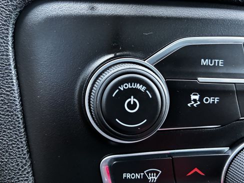 Used 2018 Dodge Charger SXT RWD image 26