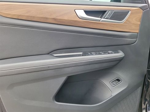 Used 2025 Volkswagen Atlas SE image 15