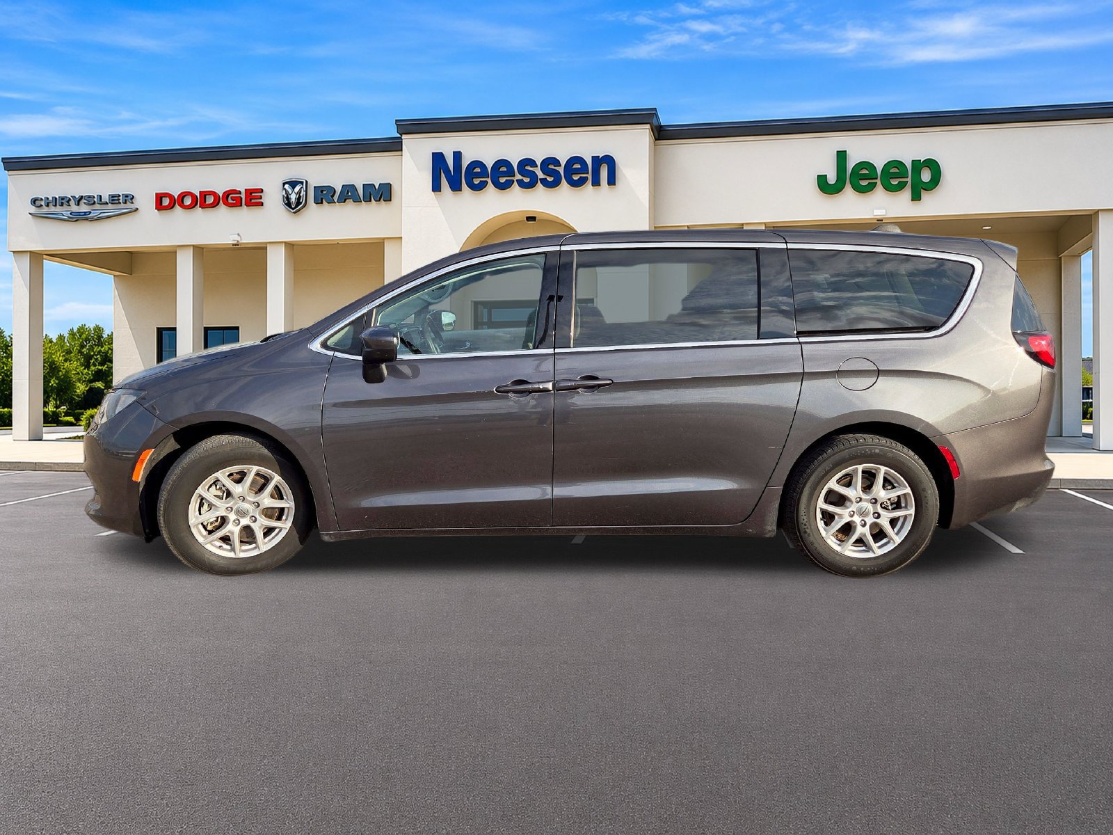 Used 2023 Chrysler Voyager LX FWD image 4