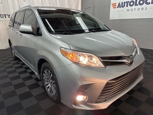 Used 2019 Toyota Sienna XLE image 2