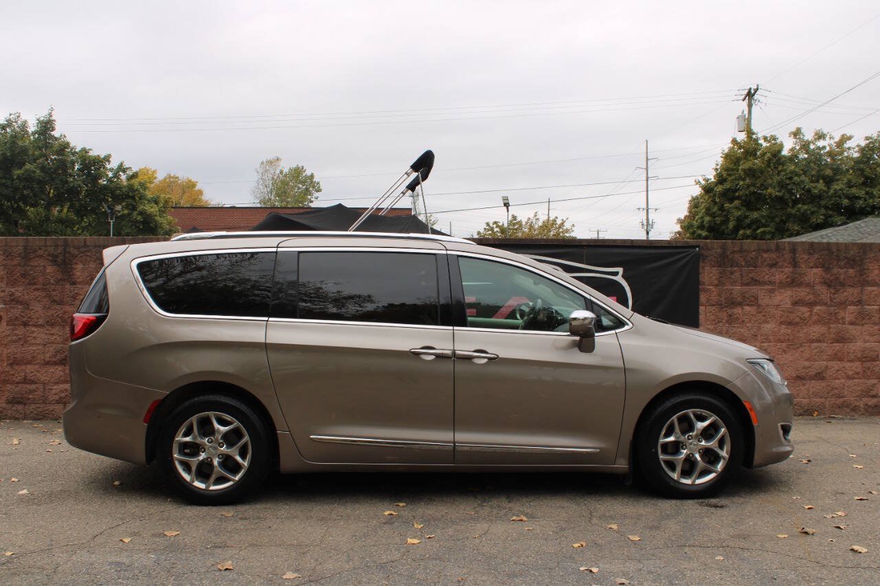 Used 2018 Chrysler Pacifica Limited FWD image 5
