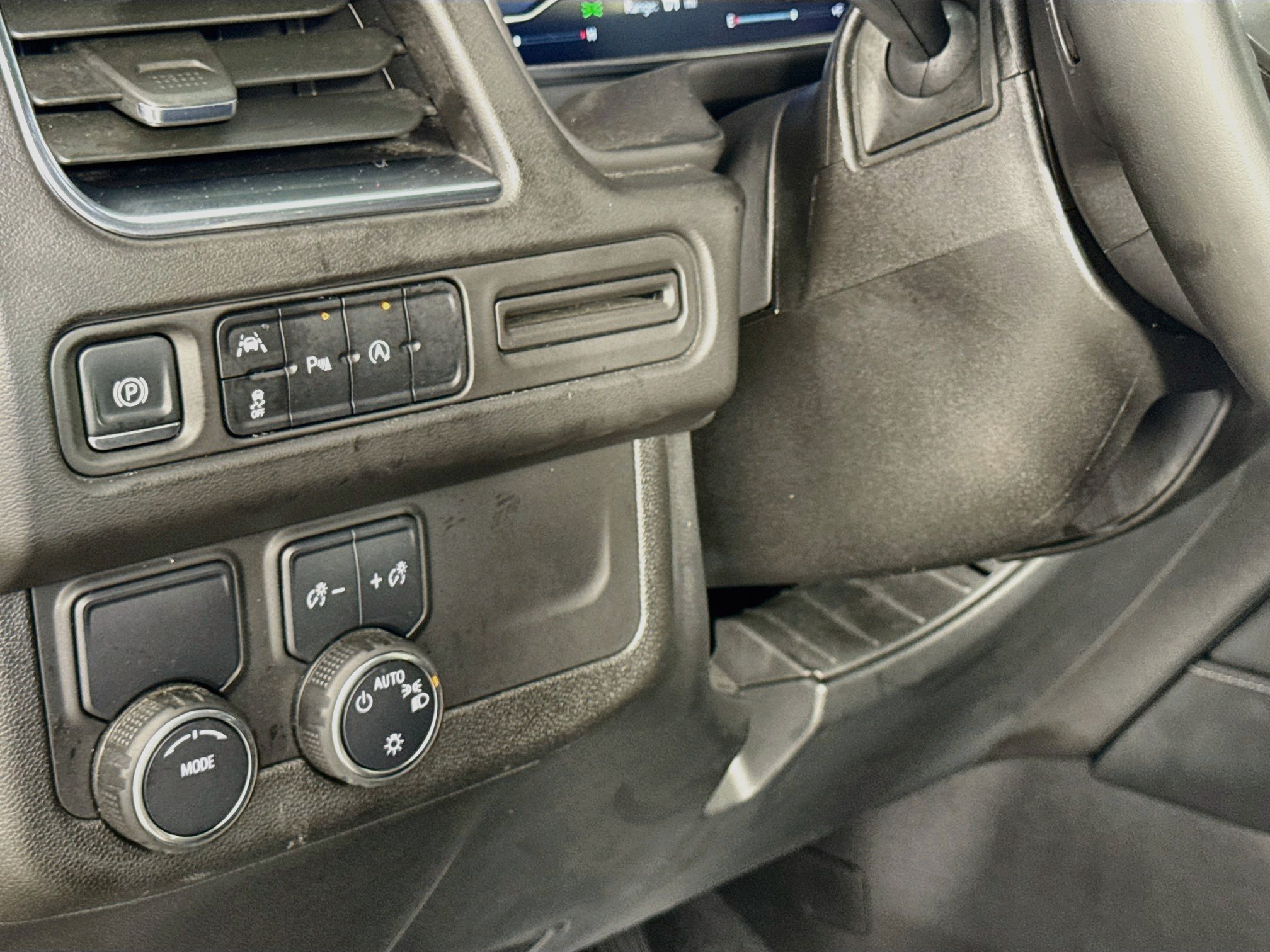 Used 2024 Chevrolet Suburban LT RWD image 12