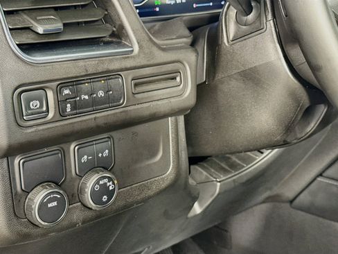 Used 2024 Chevrolet Suburban LT RWD image 12