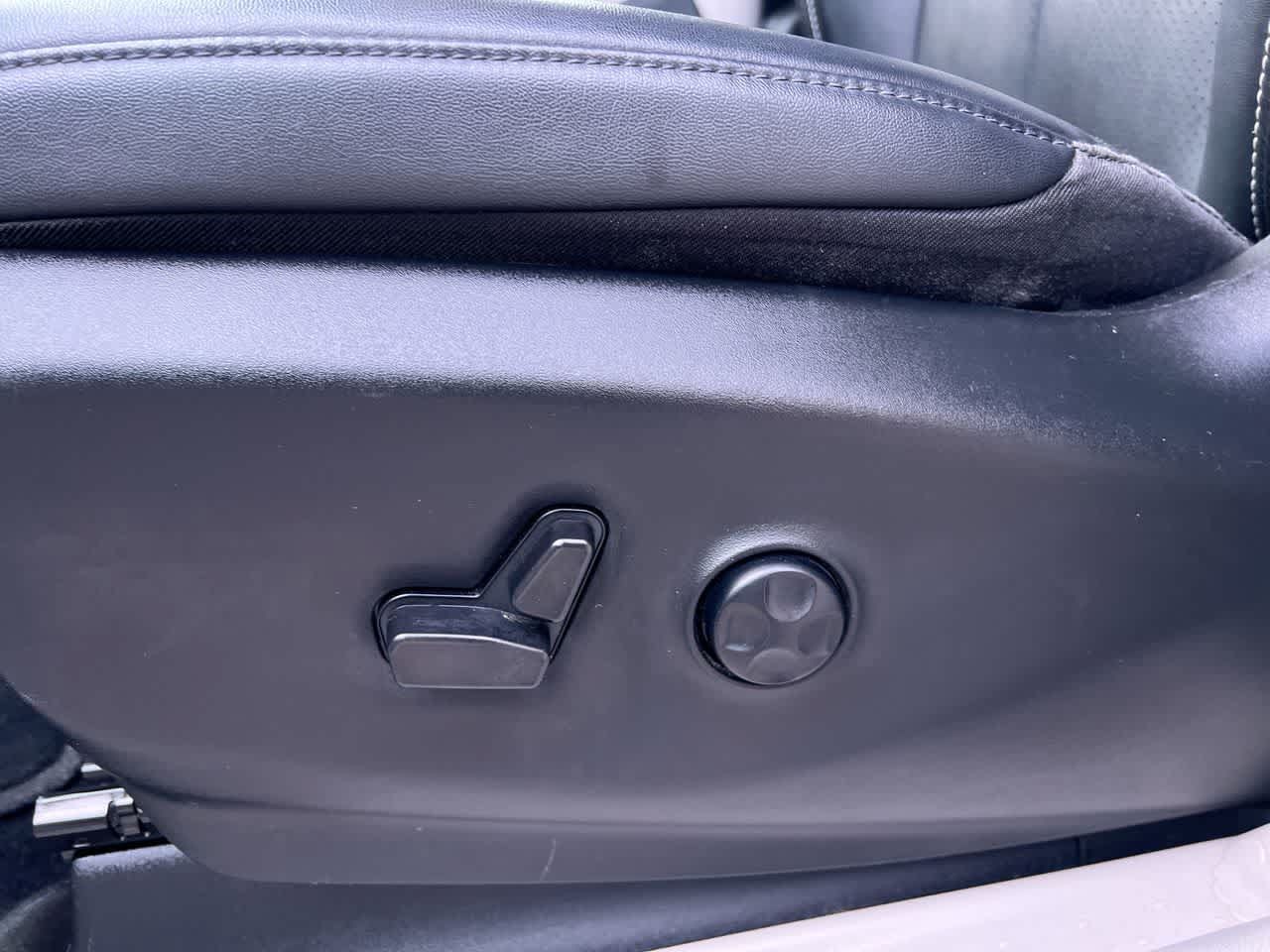 Used 2024 Chrysler Pacifica Touring-L FWD image 12