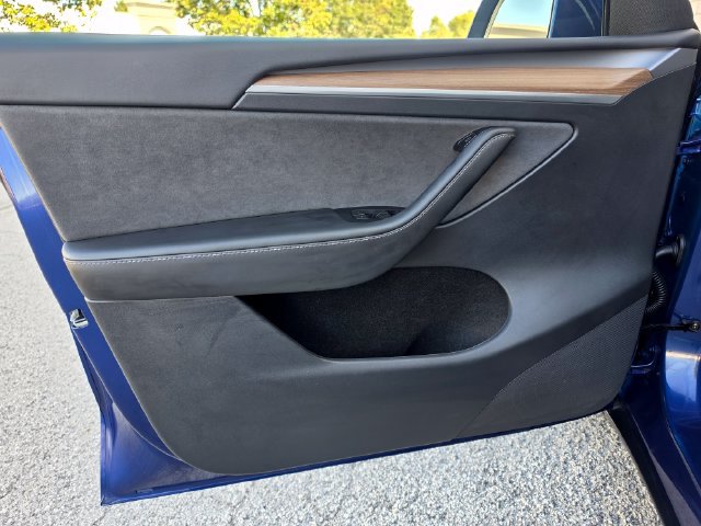 Used 2025 Tesla Model Y Long Range AWD/4WD image 17