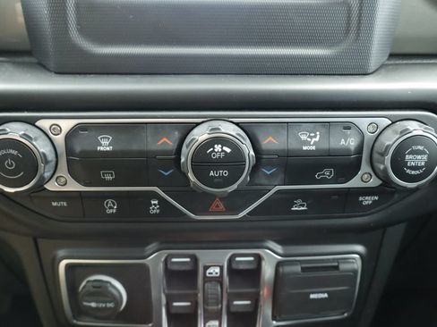Used 2021 Jeep Wrangler Unlimited Sahara AWD/4WD image 33