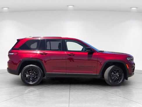 Used 2025 Jeep Grand Cherokee Altitude AWD/4WD image 3