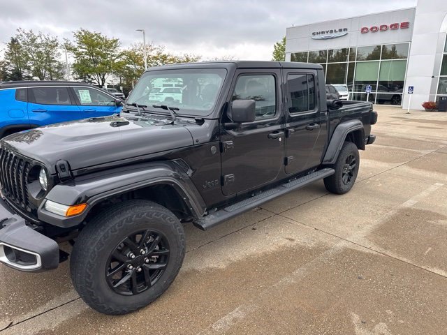 Used 2023 Jeep Gladiator Sport AWD/4WD image 2