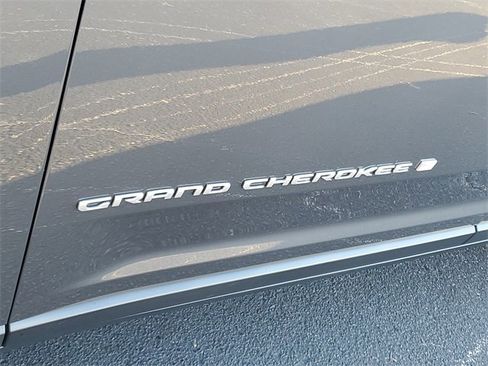 Used 2025 Jeep Grand Cherokee Limited w/ Luxury Tech Group II image 10