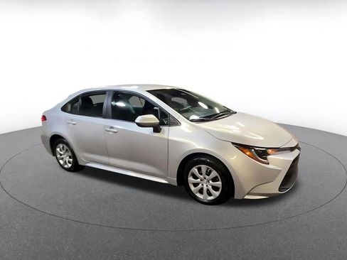 Used 2025 Toyota Corolla LE image 2