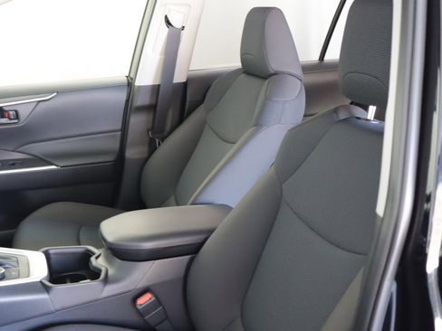 Used 2025 Toyota RAV4 LE image 7