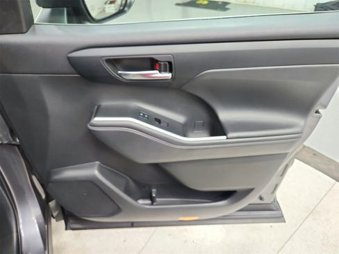 Used 2022 Toyota Highlander XLE image 37