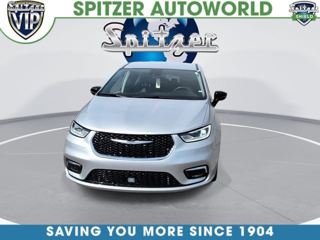 Used 2024 Chrysler Pacifica Touring-L FWD image 3