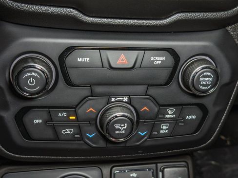 Used 2019 Jeep Renegade Trailhawk w/ UConnect 8.4 Nav Group image 34