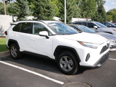 Used 2022 Toyota RAV4 XLE w/ Convenience Package AWD/4WD image 4