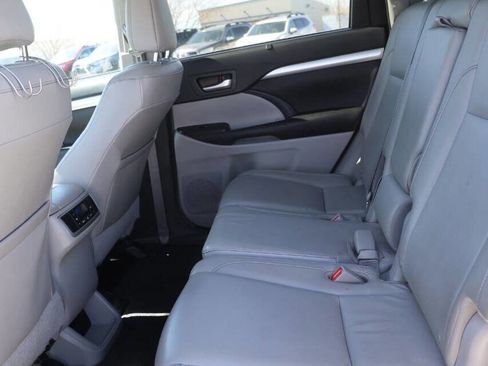 Used 2016 Toyota Highlander XLE image 17