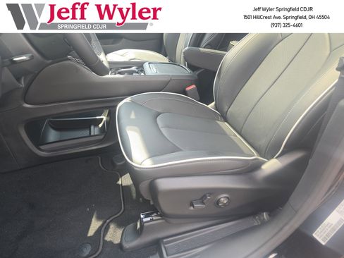 New 2026 Chrysler Pacifica Limited w/ S Appearance Package image 29