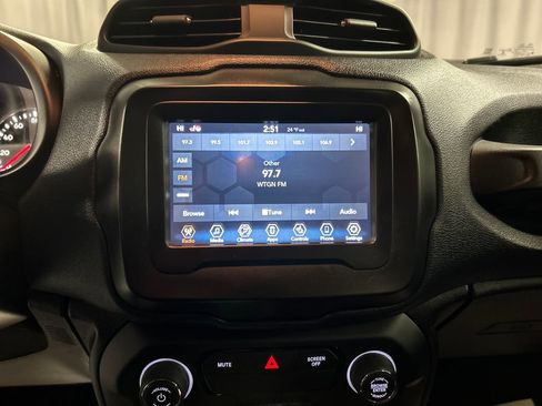 Used 2020 Jeep Renegade Latitude w/ Cold Weather Group image 16