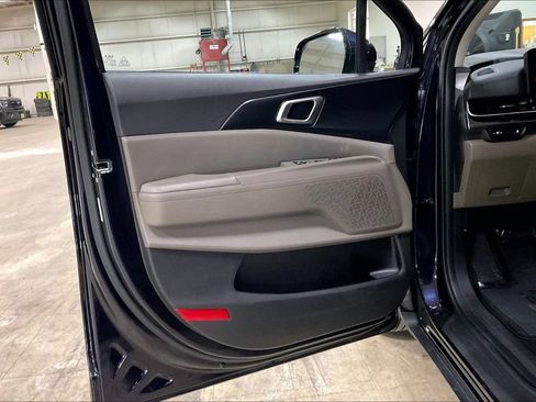Used 2025 Kia Carnival FWD image 21