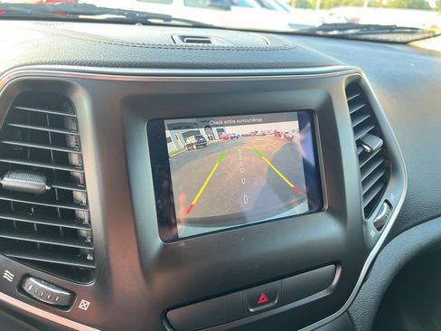 Used 2019 Jeep Cherokee Latitude w/ Cold Weather Group AWD/4WD image 18