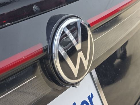 New 2026 Volkswagen Taos SE image 7