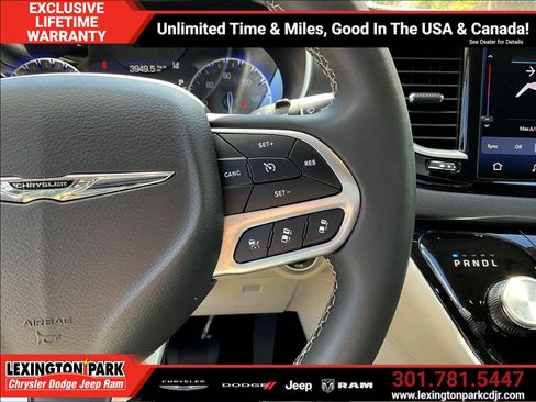 Used 2024 Chrysler Pacifica Touring-L FWD image 12