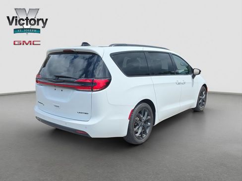 Used 2025 Chrysler Pacifica Limited FWD image 18