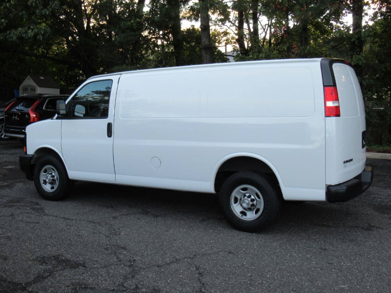 Used 2017 Chevrolet Express 2500 RWD image 4