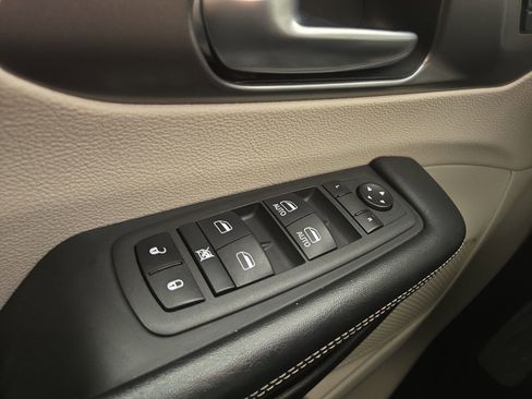 Used 2022 Chrysler Pacifica Touring-L image 31