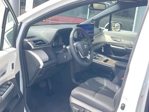 Used 2026 Toyota Sienna Limited FWD image 10